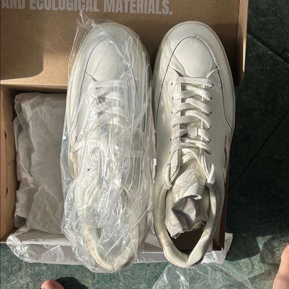 Veja Low-Top Sneaker in Off-White with Beige V - Picture 2 of 5